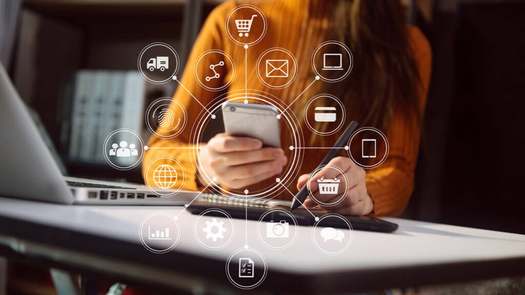 Persona gestionando múltiples canales de atención al cliente desde un smartphone, rodeada de iconos de servicios digitales como ecommerce, logística, pagos y mensajería, ilustrando una estrategia omnicanal integrada