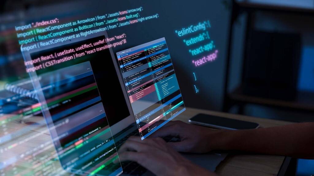 Desarrollador escribiendo código en múltiples pantallas con proyecciones holográficas de líneas de programación, representando el desarrollo de software a medida en una fábrica de software