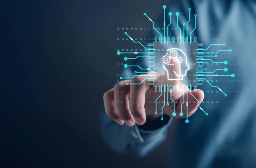 Persona interactuando con interfaz de inteligencia artificial que representa el uso de modelos avanzados como Mythos